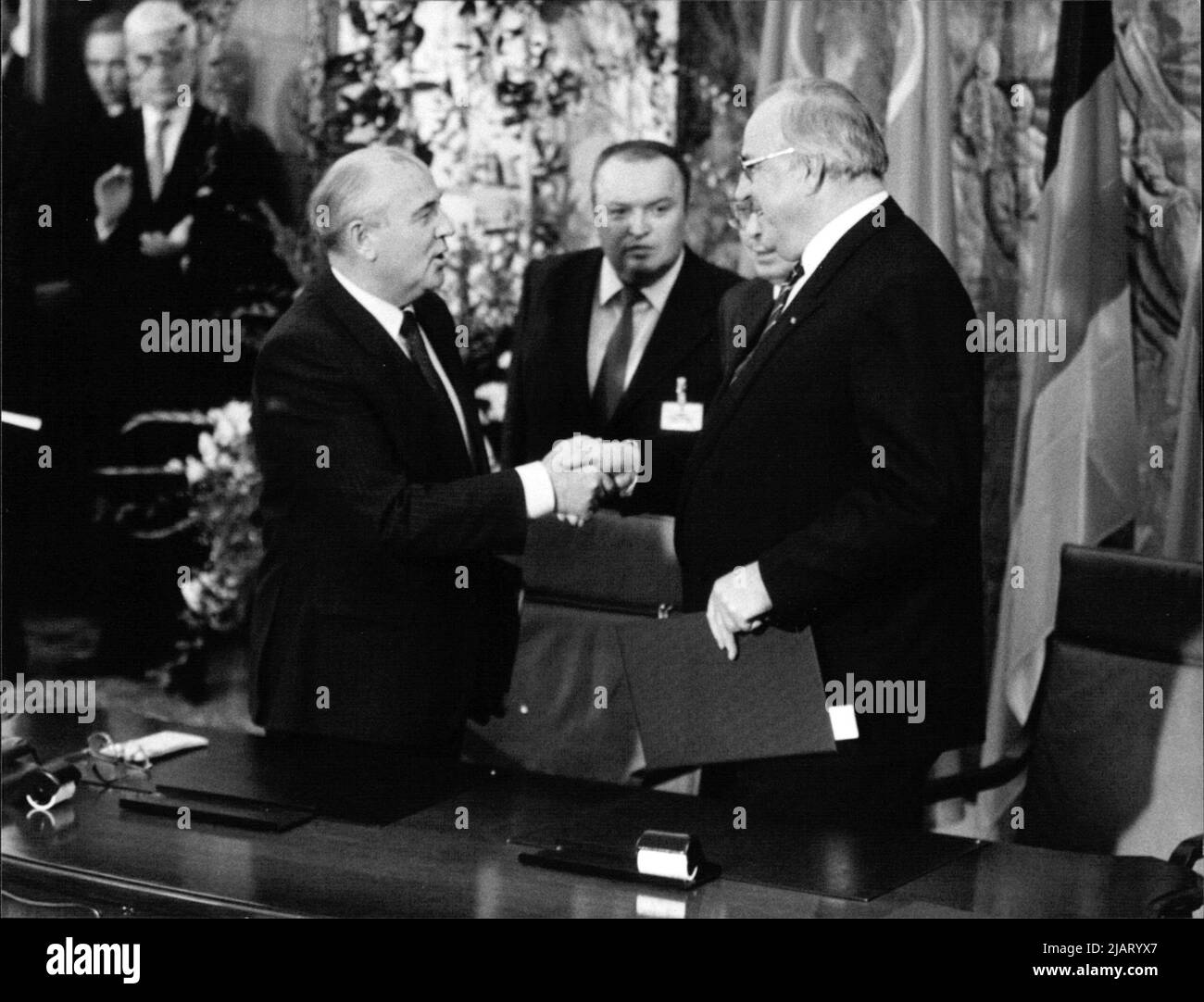 Sowjetischer Präsident Michail Gorbatschow besucht Deutschland: Bundeskanzler Helmut Kohl und Gorbatschow unterzeichnen den deutsch-sowjetischen Freundschaftsvertrag, Bonn 1990. Stock Photo