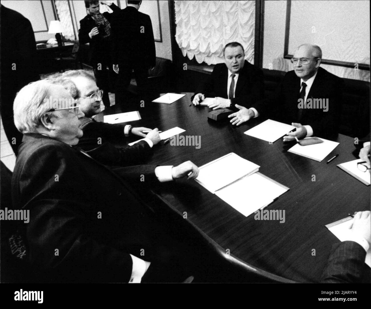 Bundeskanzler Helmut Kohl und der sowjetische Staatspräsident Michail Gorbatschow am Konferenztisch im Kreml. Stock Photo