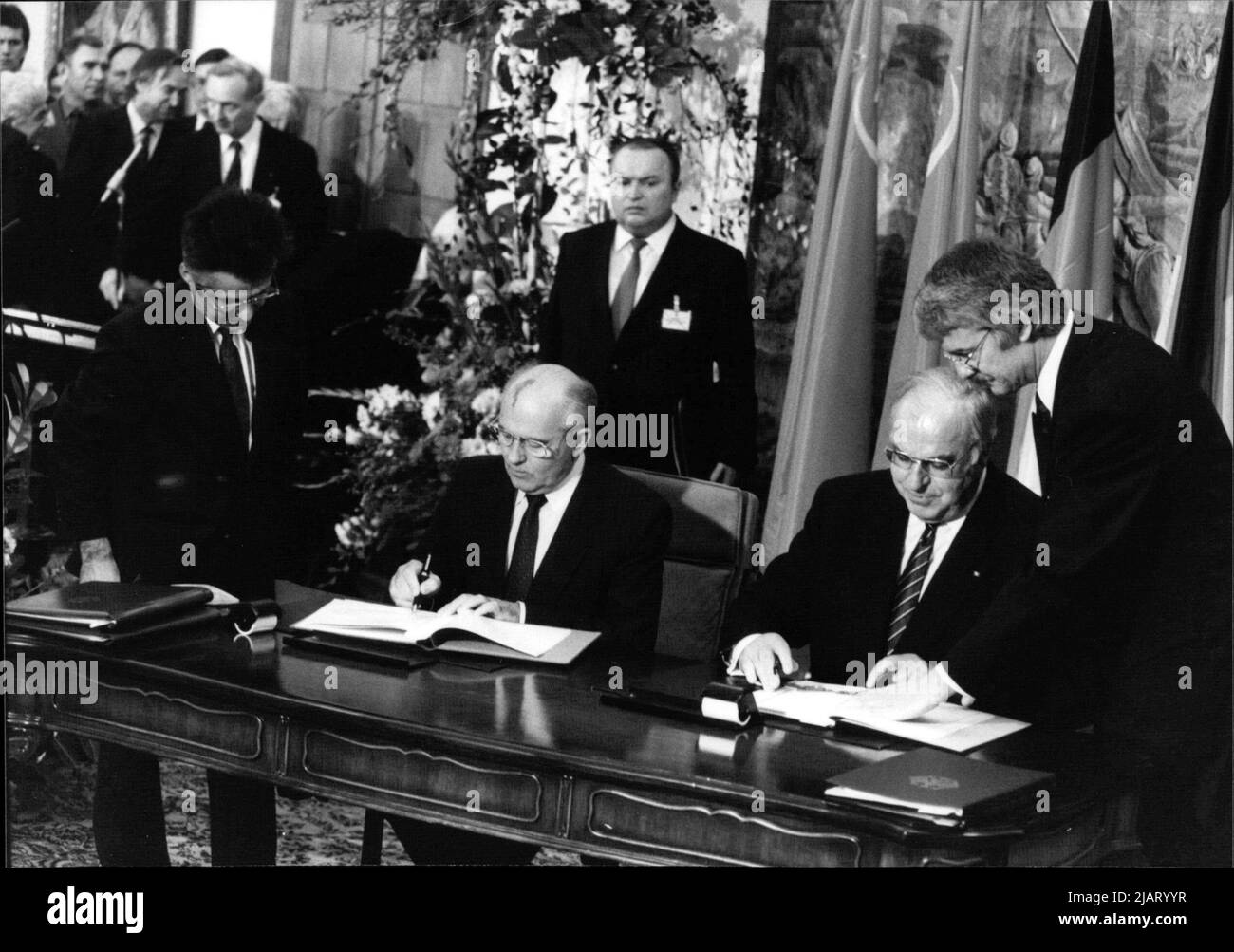 Bundeskanzler Helmut Kohl und der sowjetische Staatspräsident Michail Gorbatschow unterzeichnen in der Villa Hammerschmidt den deutsch-sowjetischen Freundschaftsvertrag. Stock Photo