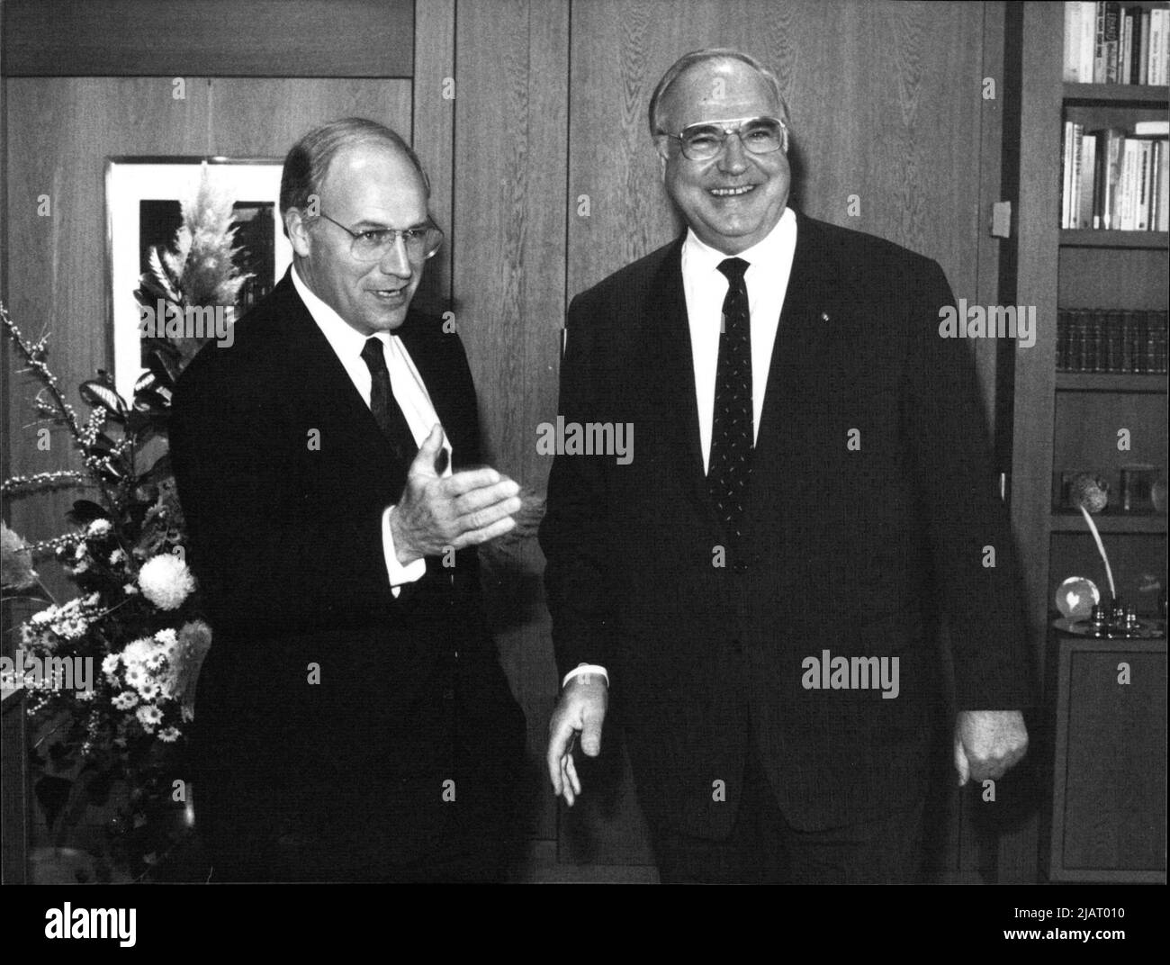 Die Abbildung zeigt den US-Verteidigungsminister Richard Cheney (links) zusammen mit Bundeskanzler Helmut Kohl in Bonn im Jahr 1989. Stock Photo