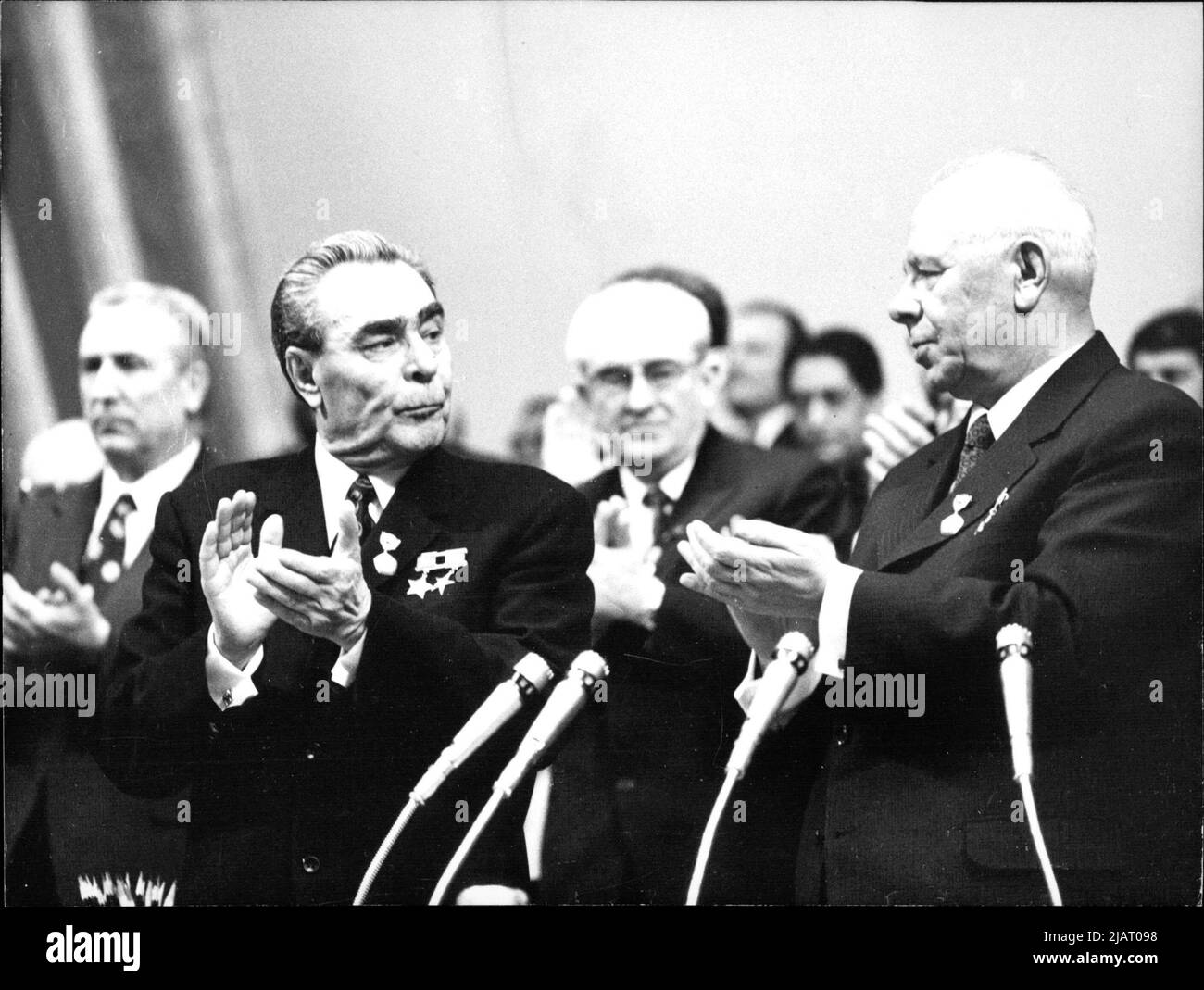 Leonid Breschnew (li), der sowjetische Staats- und Parteichef, und Nikolai Podgorny, Vorsitzender des Obersten Sowjet der UdSSR. Stock Photo