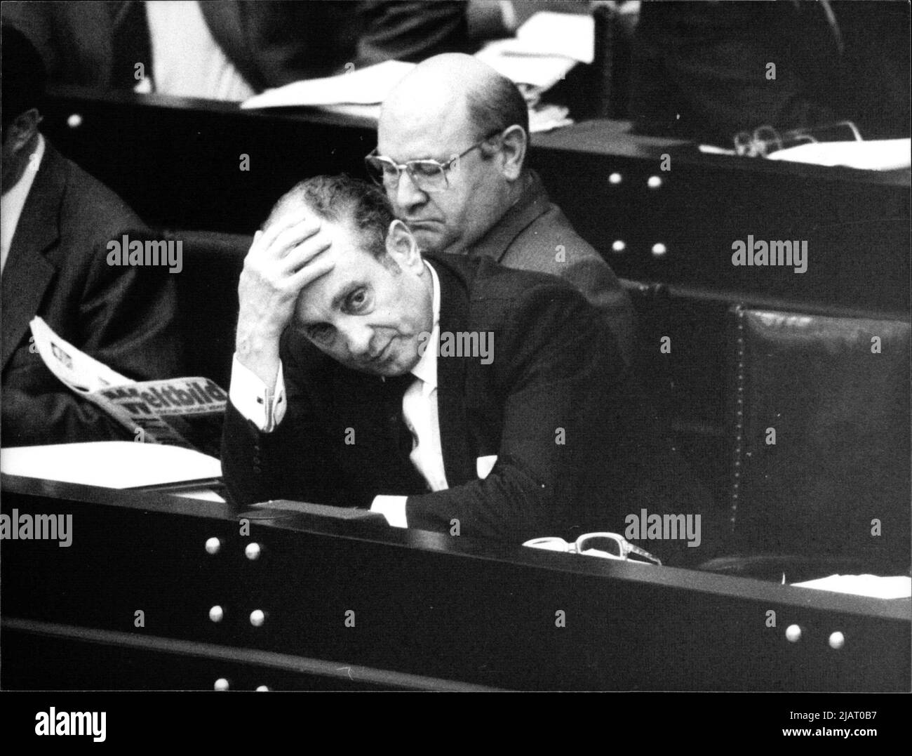 Bundeswirtschaftsminister Otto Graf Lambsdorff (FDP) erschöpft vor seiner Abstimmung. Stock Photo