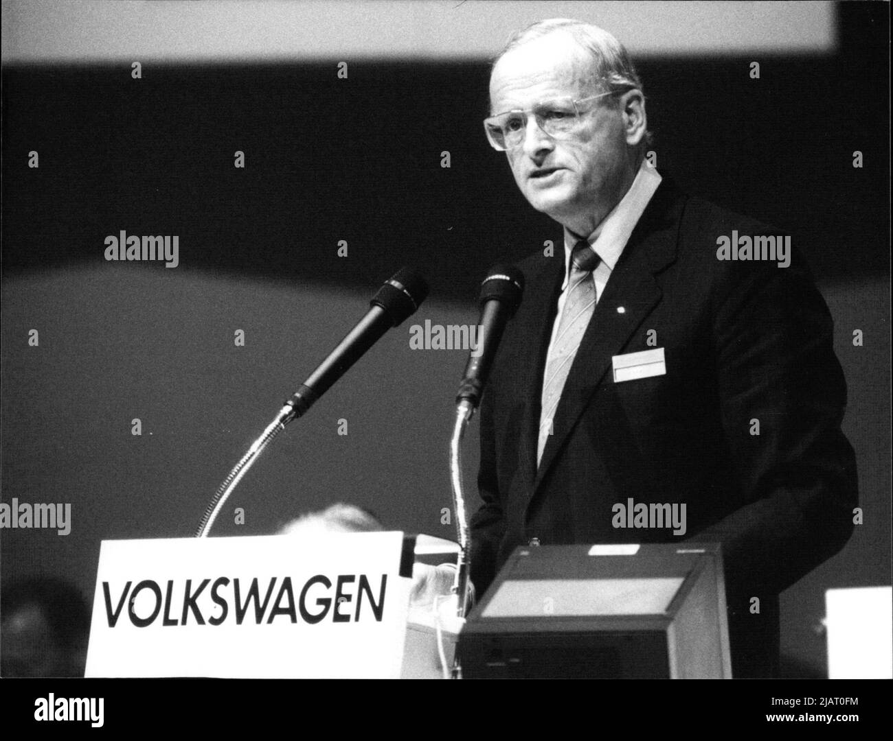 Fotografie des Vorstandsvorsitzenden der Volkswagen AG, Carl Horst Hahn, bei seiner Rede auf der VW-Hauptversammlung 1987 in Wolfsburg. Stock Photo