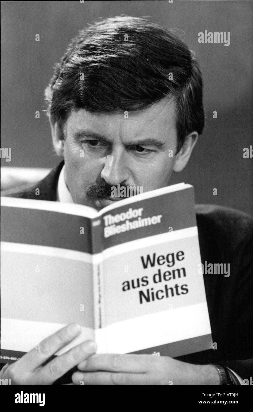 Jürgen Möllemann (FDP), Bundesbildungsminister, beim Lesen. Stock Photo
