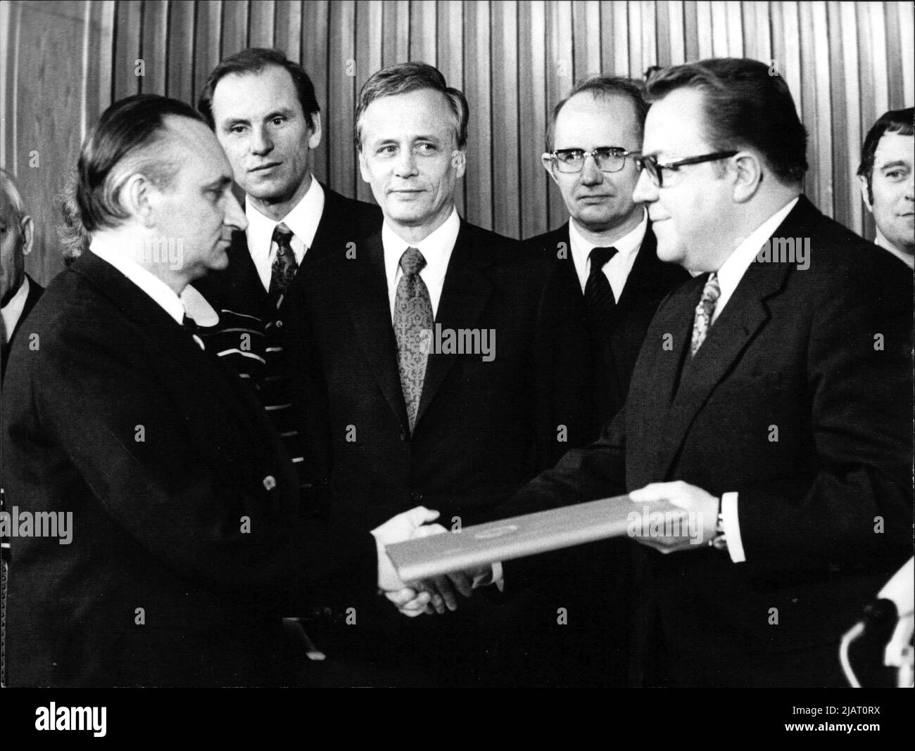 Staatssekretär Michael Kohl überreicht Minister Egon Bahr das Dokument des Grundvertrages. Stock Photo