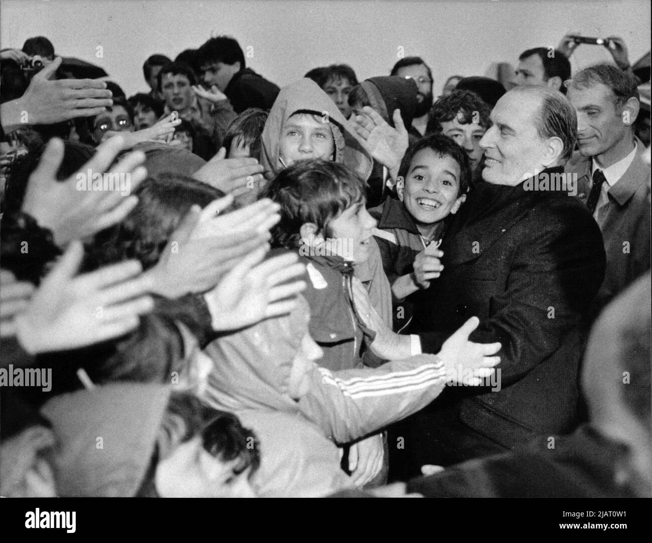 Francois Mitterrand, der französische Staatspräsident, wird begeistert von seinen Landsleuten empfangen. Stock Photo