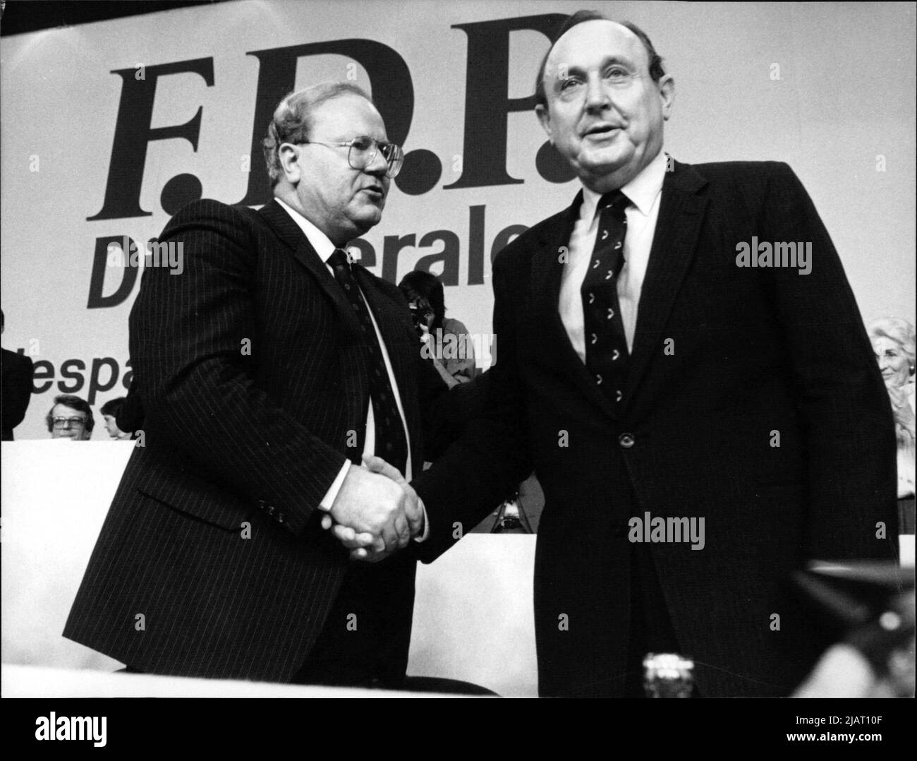 Bundeswirtschaftsminister Martin Andreas Bangemann mit seinem FDP-Vorgänger, Hans-Dietrich Genscher. Stock Photo
