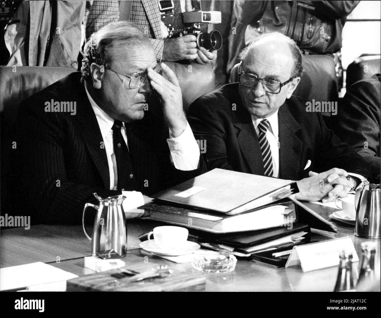 Der Bundesminister für Wirtschaft Martin Andreas Bangemann mit seinem Vorgänger Otto Graf Lambsdorff. Stock Photo
