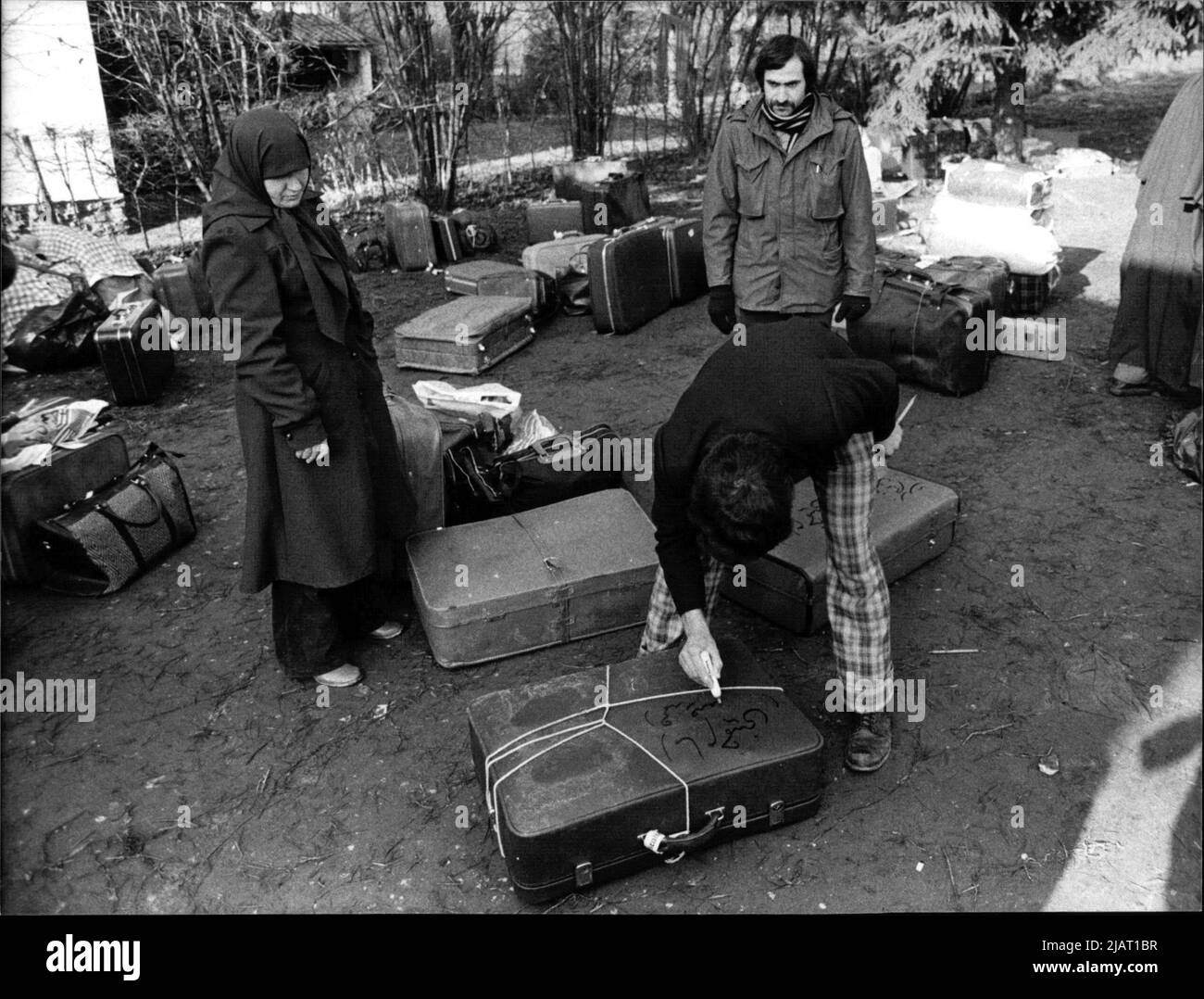 Das Gepäck der Begleiter und Anhänger des Ayatollah R. Khomeini wird zu seiner Rückreise aus Frankreich vorbereitet. Stock Photo