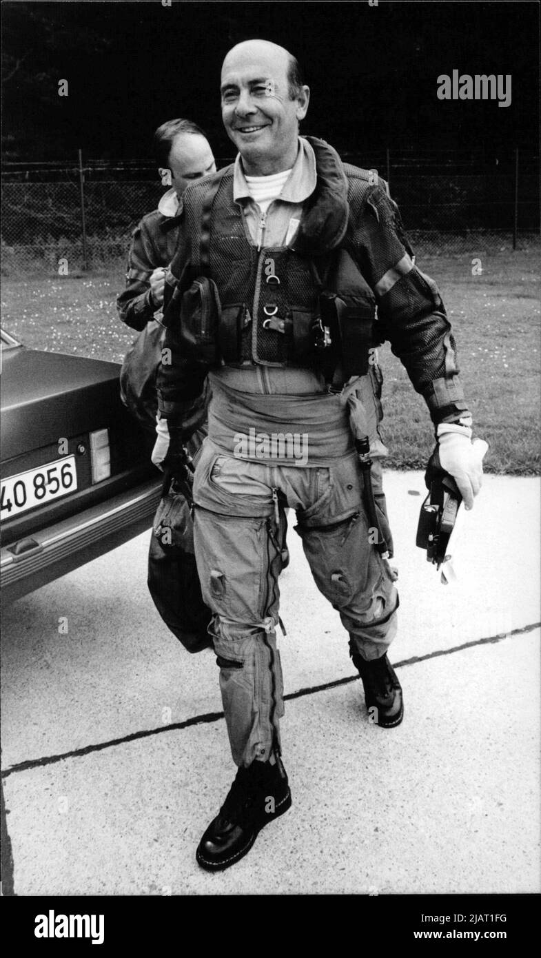 Verteidigungsminister Manfred W rner Pilot A D In Fliegeruniform verteidigungsminister-manfred-w-rner-pilot-a-d-in-fliegeruniform