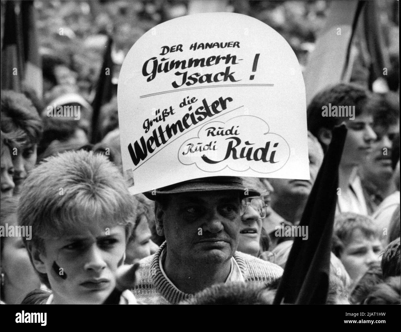 Das Foto zeigt einen Fan der deutschen Nationalmannschaft mit extra Empfang für Rudi Völler. Auf dem Platz haben sich etwa 100.000 Fans nach dem Sieg der Fußballweltmeisterschaft 1990 in Italien versammelt, um ihre Mannschaft zu feiern. Stock Photo