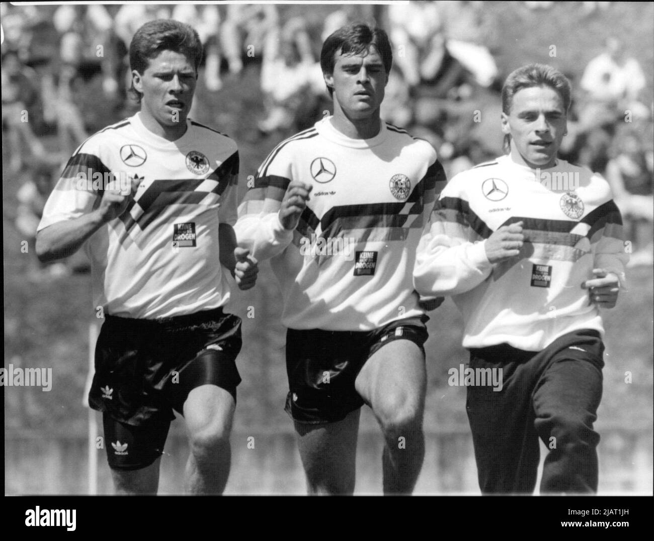 Fotografie der deutschen Nationalspieler Stefan Reuter, Thomas Berthold und Thomas Häßler beim Training. Stock Photo