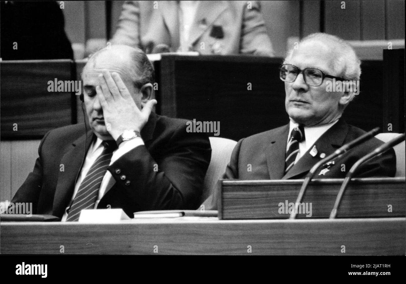DDR-Staatschef Erich Honecker und der sowjetische Parteichef Michail Gorbatschow. Stock Photo