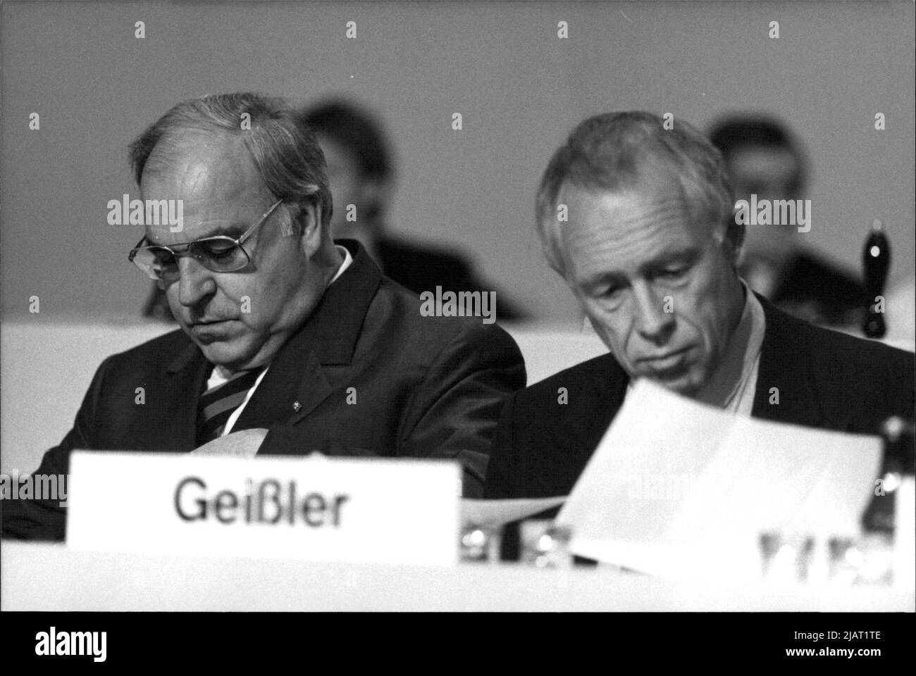 Bundeskanzler und CDU-Vorsitzender Helmut Kohl und Heiner Geißler auf dem CDU-Parteitag, Juni 1988. Stock Photo