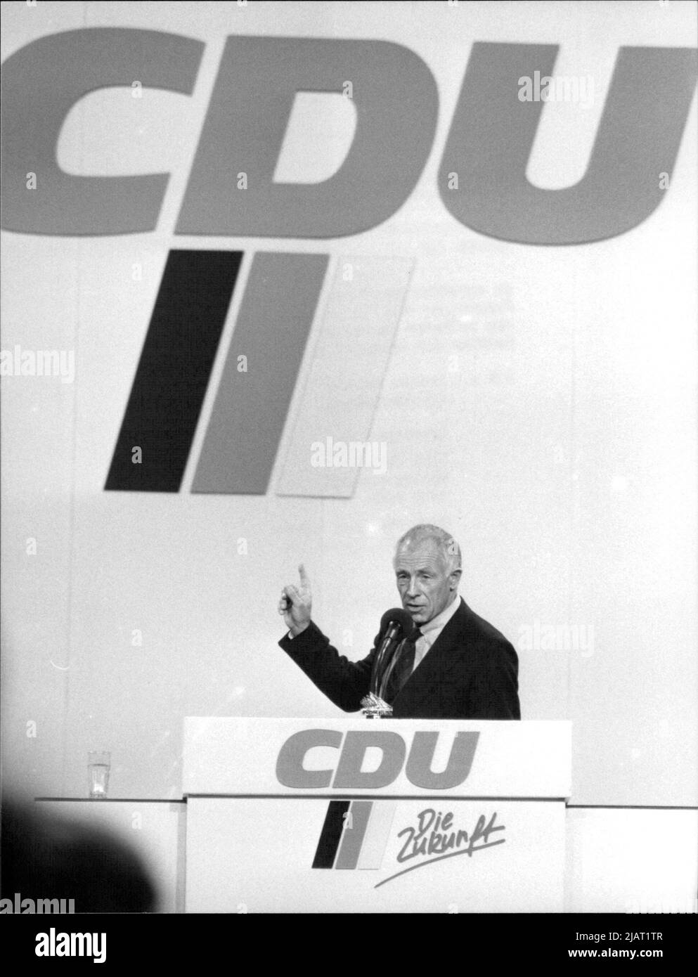 Foto von Dr. Heiner Geißler, Generalsekretär der CDU, auf dem Bundesparteitag in Bremen im Jahr 1989. Stock Photo