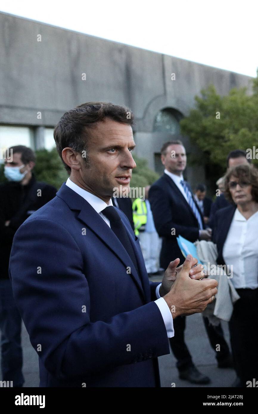 Le président français Emmanuel Macron donne une conference de presse à  l'issue d'une visite au Centre Hospitalier de Cherbourg, dans la Manche,  pour un déplacement consacré à l'accès aux soins urgents et