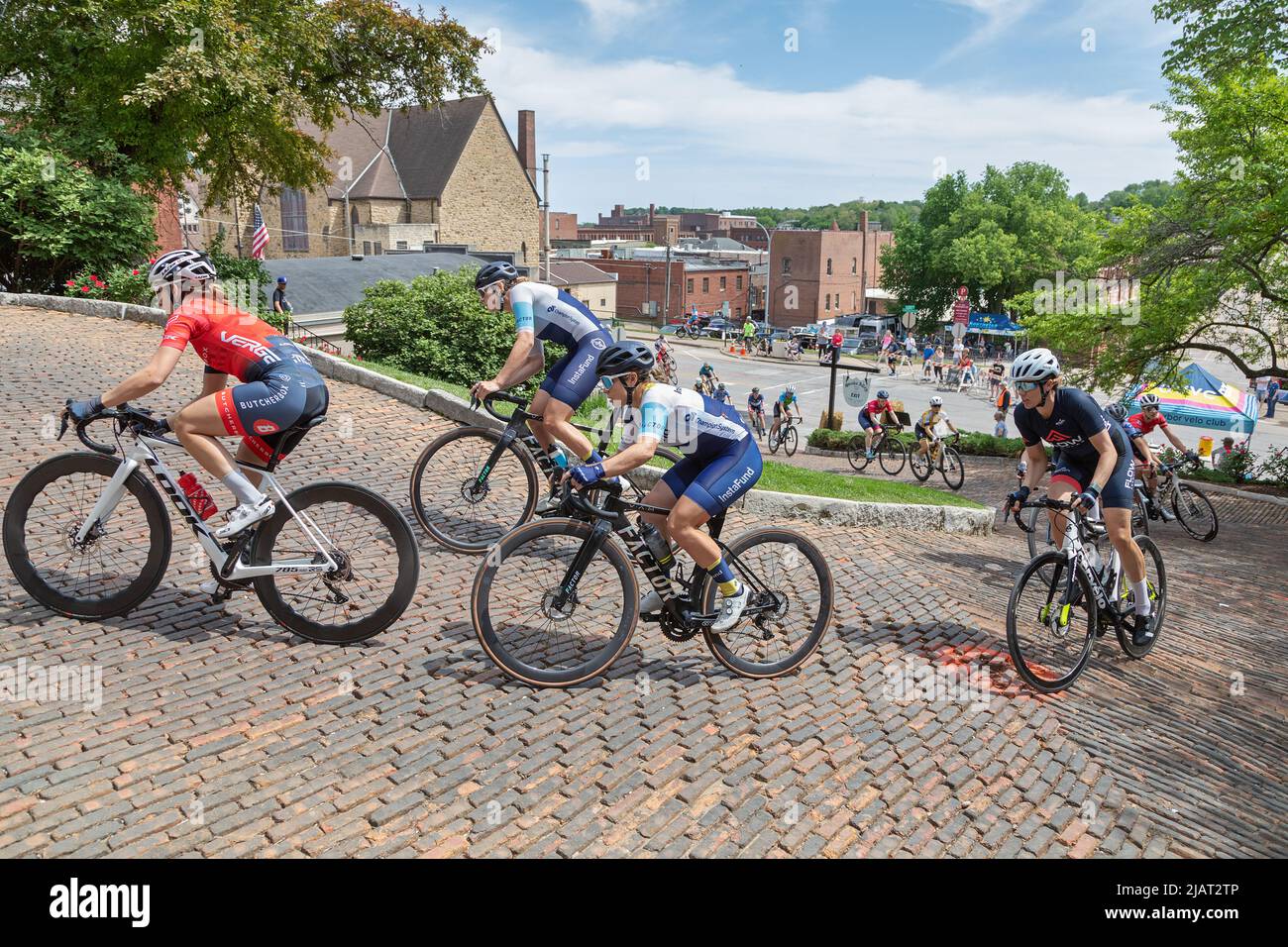 Women’s Category 1, 2, 3, and Pro bicycle race at the 2022 Snake Alley ...