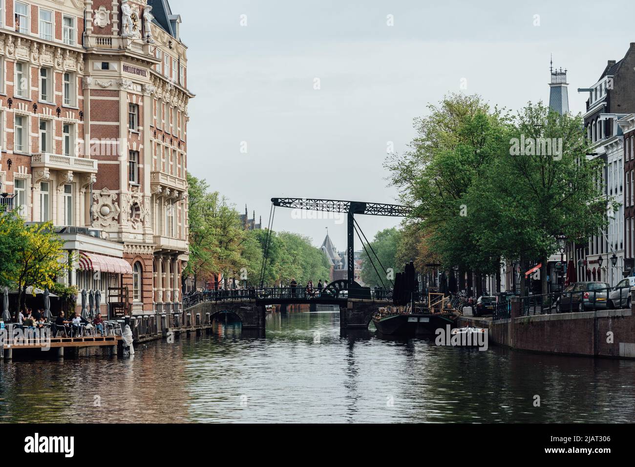 Selectiekader Gedateerd duurzame grondstof Amsterdam, Netherlands - May 7, 2022: Aluminium Bridge in Kloveniersburgwal  canal in central Amsterdam. Typical dutch houses Stock Photo - Alamy