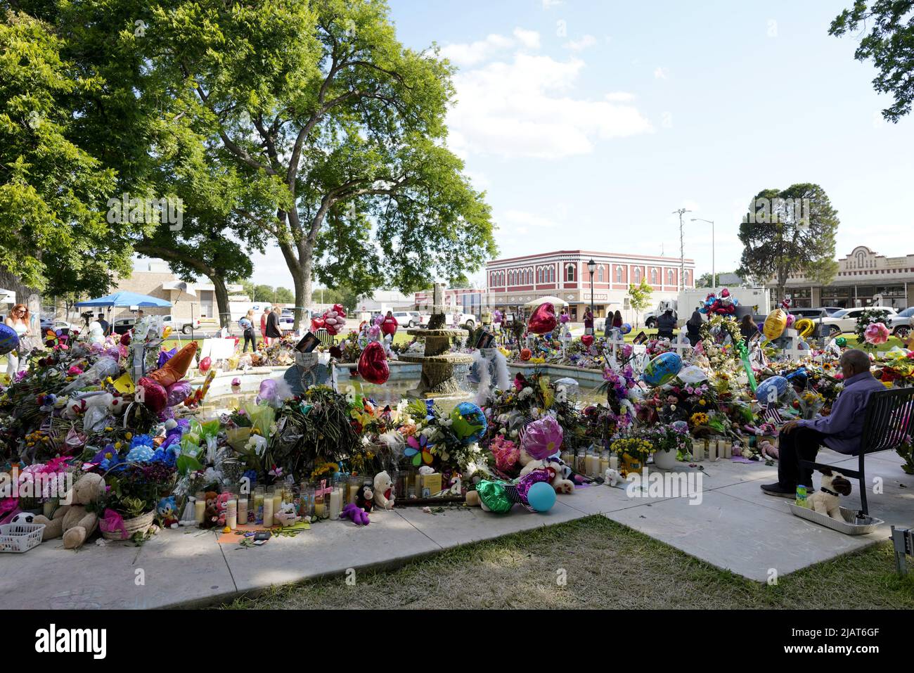 Uvalde, USA. 31st May, 2022. People mourn for victims of a school mass shooting at Town Square in Uvalde, Texas, the United States, May 31, 2022. At least 19 children and two adults were killed in a shooting at Robb Elementary School in the town of Uvalde, Texas, on May 24. Credit: Wu Xiaoling/Xinhua/Alamy Live News Stock Photo