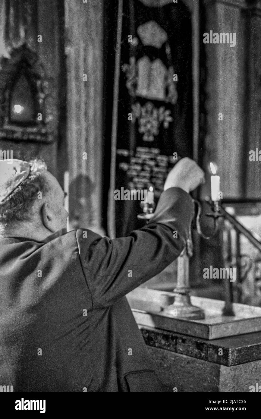 Modlitwa krakowskich żydów w Synagodze Remuh, lata lata 80. XX wieku, Krakow. Stock Photo