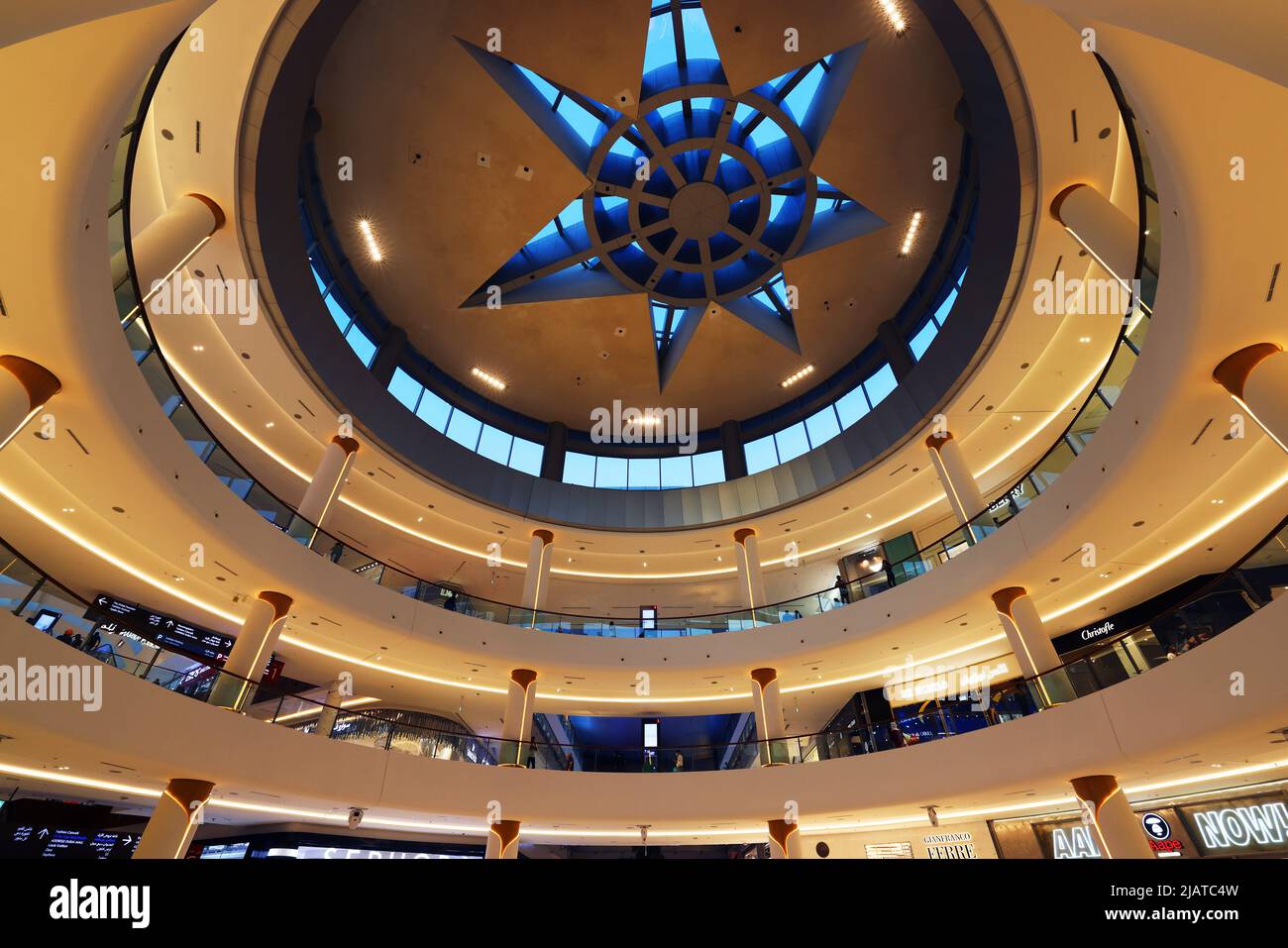Dubai Mall, Mode, atemberaubend, modern, Einkaufszentrum mit umwerfender Architektur und Luxus,  Fashion Geschäften mit Spaß und Freude beim Shoppen Stock Photo