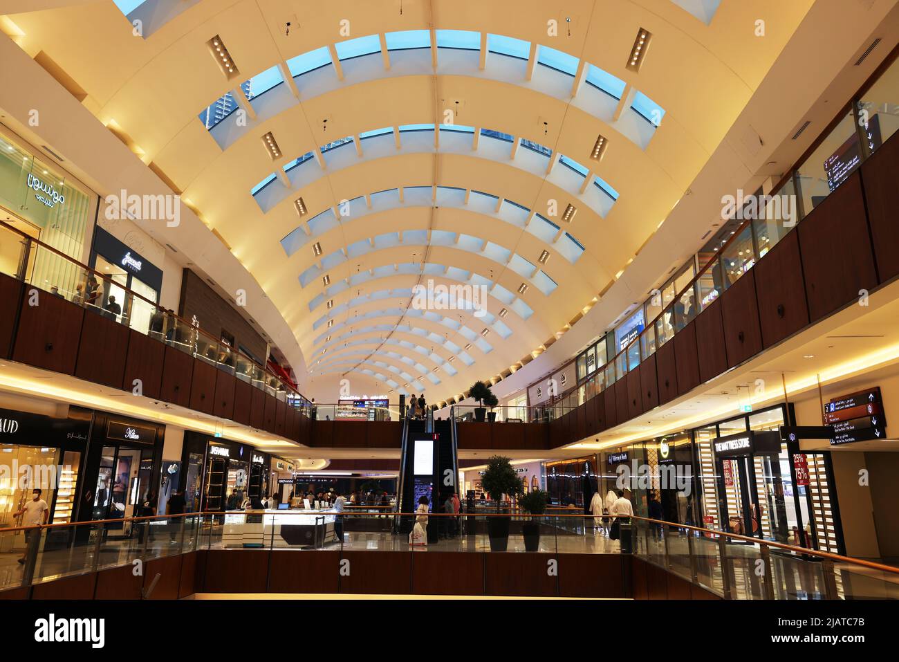 Dubai Mall, Mode, atemberaubend, modern, Einkaufszentrum mit umwerfender Architektur und Luxus,  Fashion Geschäften mit Spaß und Freude beim Shoppen Stock Photo