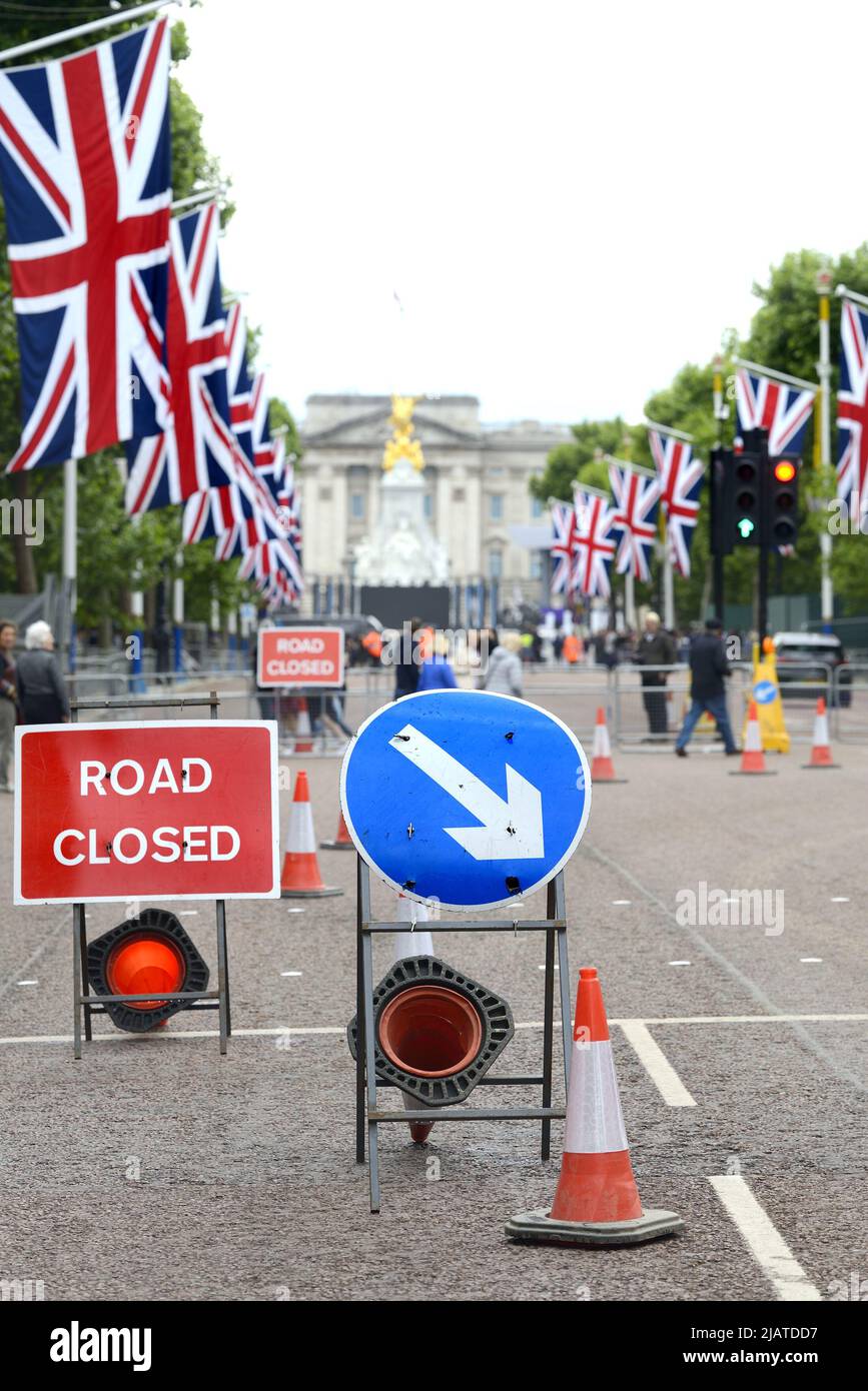 London, England, UK. Road Closed signs in the Mall as preparations are made around Buckingham Palace for the Queen's Platinum Jubilee celebrations, Ma Stock Photo