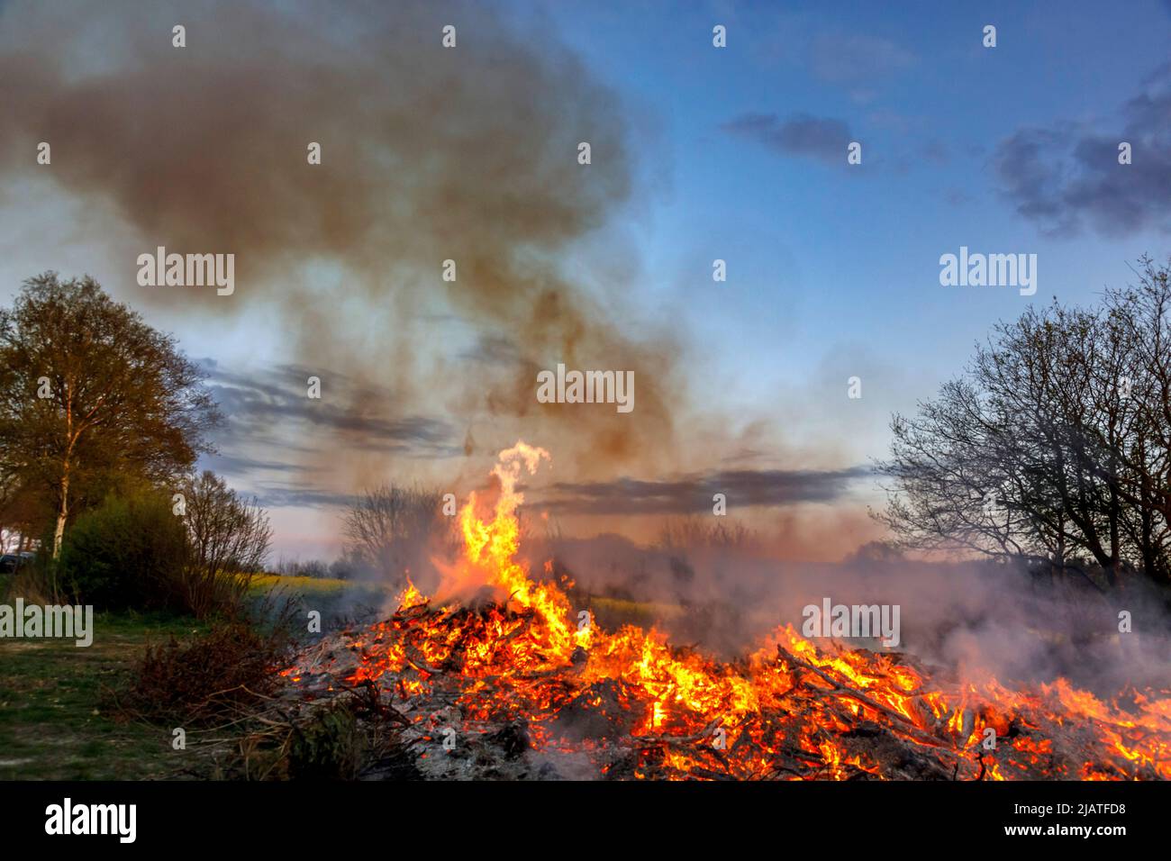 Feuer, aufgenommen während des Maifeuers in Dithmarschen Stock Photo