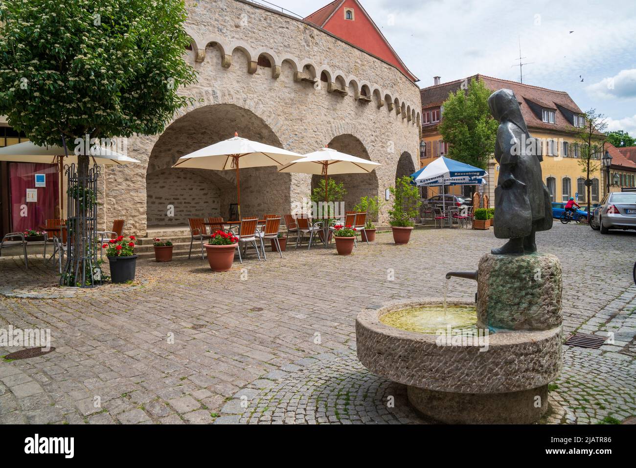 Die historische Altstadt von Dettelbach am Main in Unterfranken mit malerischen Gebäuden innerhalb der Stadtmauer Stock Photo