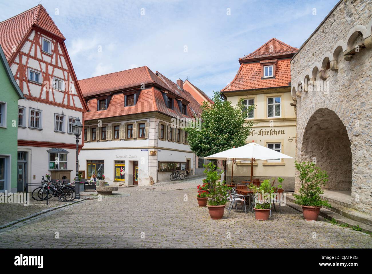 Die historische Altstadt von Dettelbach am Main in Unterfranken mit malerischen Gebäuden innerhalb der Stadtmauer Stock Photo
