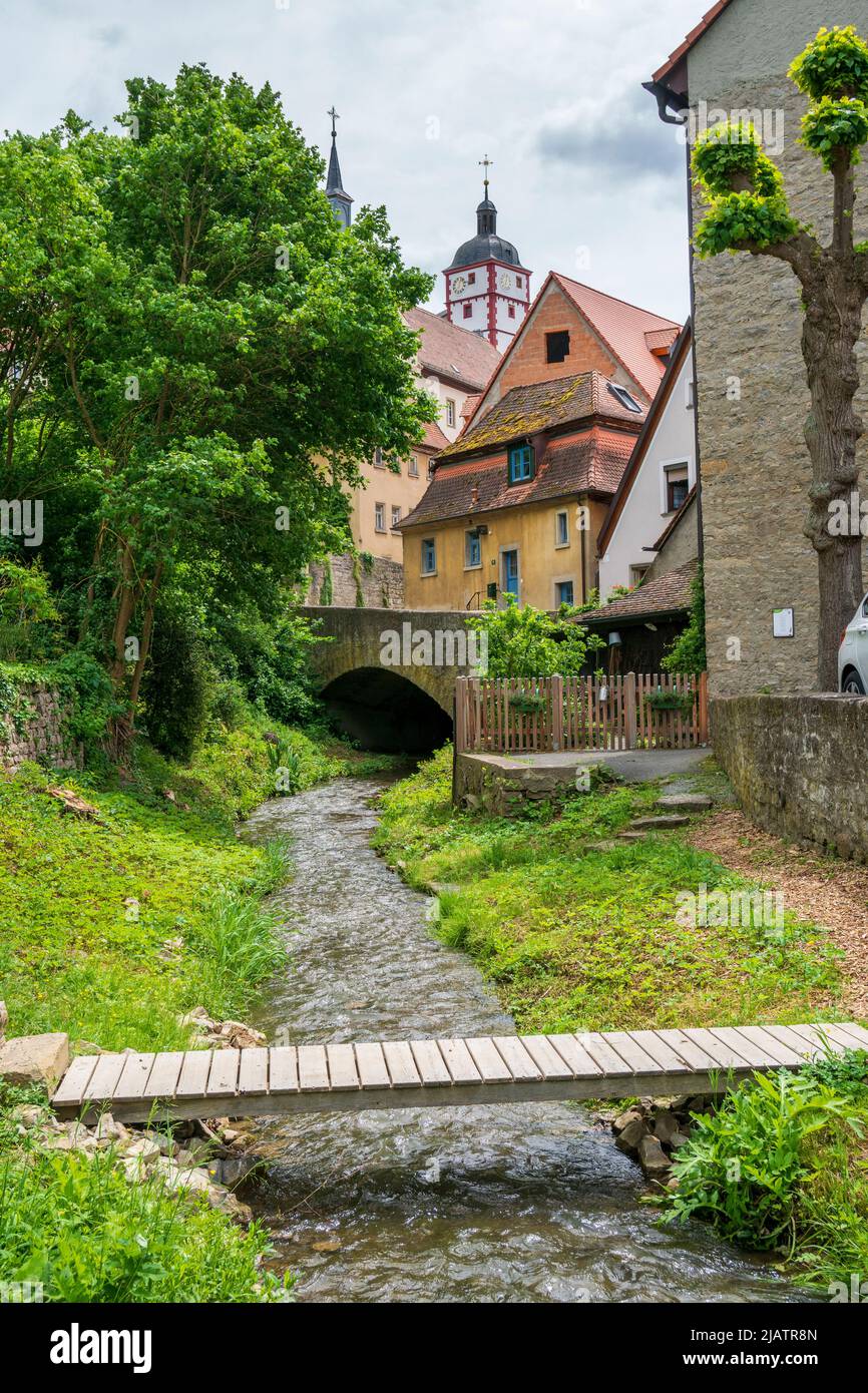 Die historische Altstadt von Dettelbach am Main in Unterfranken mit malerischen Gebäuden innerhalb der Stadtmauer Stock Photo