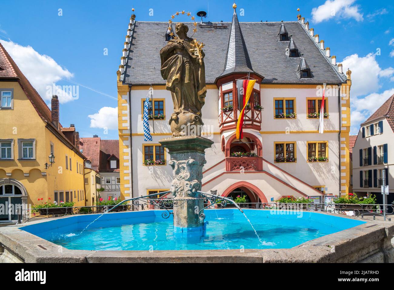 Die historische Altstadt von Volkach am Main in Unterfranken mit Rathaus und Brunnen am Marktplatz Stock Photo