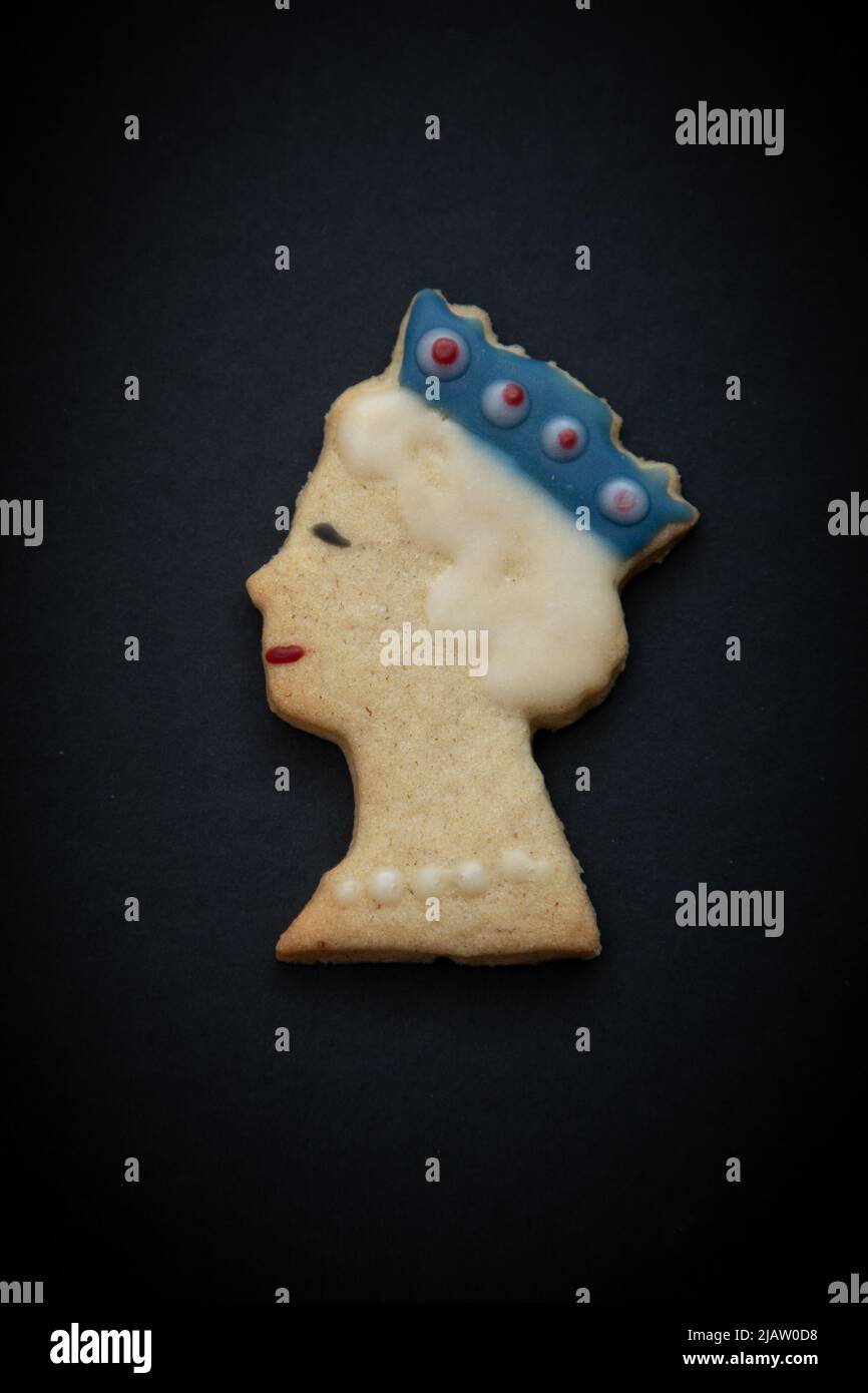 London, UK. 1st June 2022. Biscuits in shape of the Queen are prepared for her Majesty's Platinum Jubilee weekend starting tomorrow. Credit: Kiki Streitberger / Alamy Live News Stock Photo