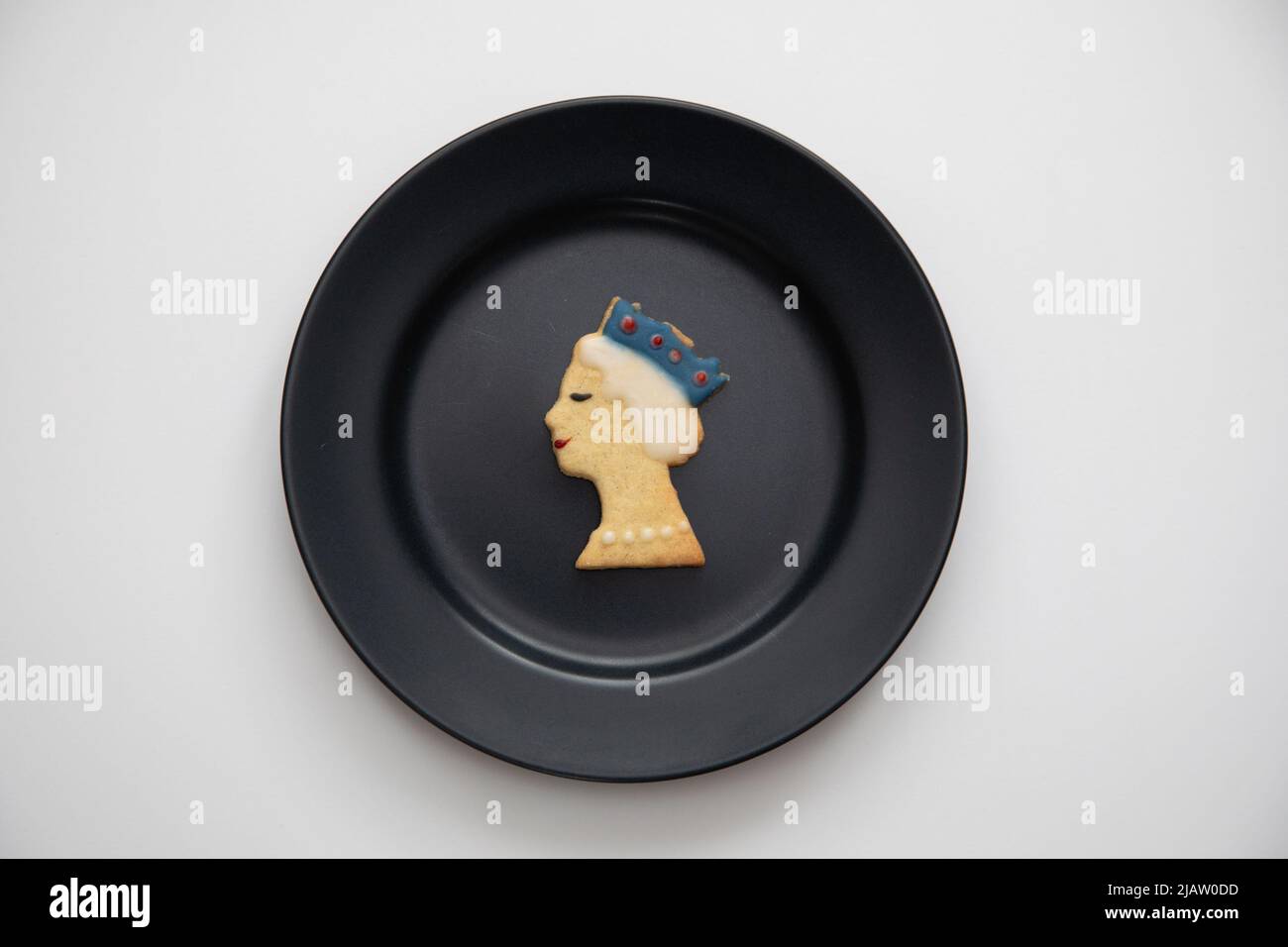 London, UK. 1st June 2022. Biscuits in shape of the Queen are prepared for her Majesty's Platinum Jubilee weekend starting tomorrow. Credit: Kiki Streitberger / Alamy Live News Stock Photo