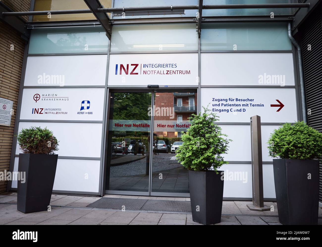 Hamburg, Germany. 01st June, 2022. The entrance to the new Integrated Emergency Center (INZ) at the Center for Emergency and Acute Medicine at Marienkrankenhaus. On Wednesday, the Kassenärztliche Vereinigung Hamburg (KVH) and the Catholic Marienkrankenhaus opened the first INZ (Integrated Emergency Center) in Hamburg. Credit: Christian Charisius/dpa/Alamy Live News Stock Photo