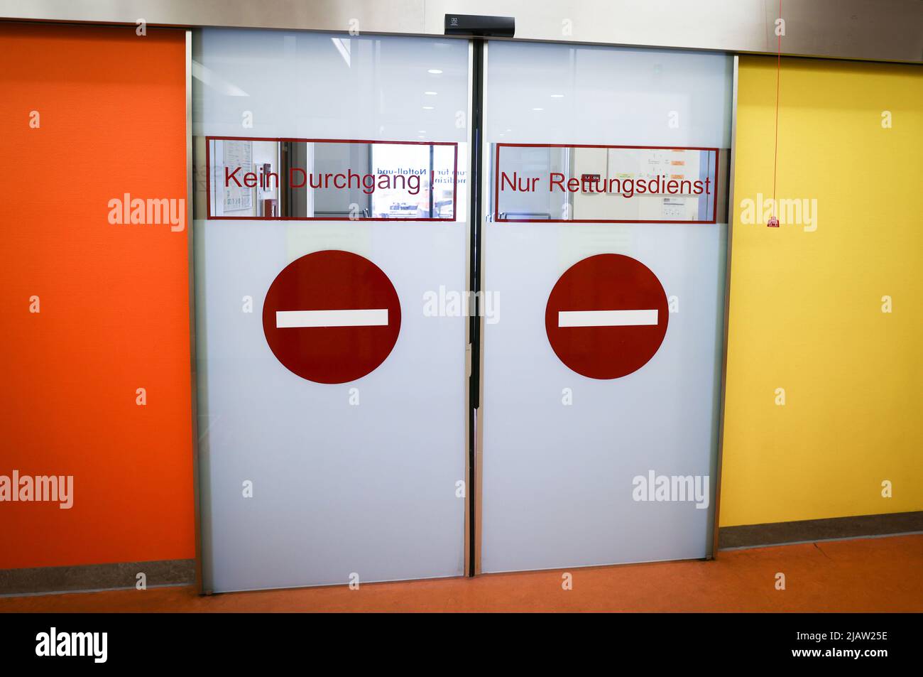 Hamburg, Germany. 01st June, 2022. An automatic door in the Central Emergency Room (ZNA) at Marienkrankenhaus reads 'No passage' and 'Rescue service only'. On Wednesday, the Kassenärztliche Vereinigung Hamburg (KVH) and the Catholic Marienkrankenhaus opened the first INZ (Integrated Emergency Center) in Hamburg. Credit: Christian Charisius/dpa/Alamy Live News Stock Photo