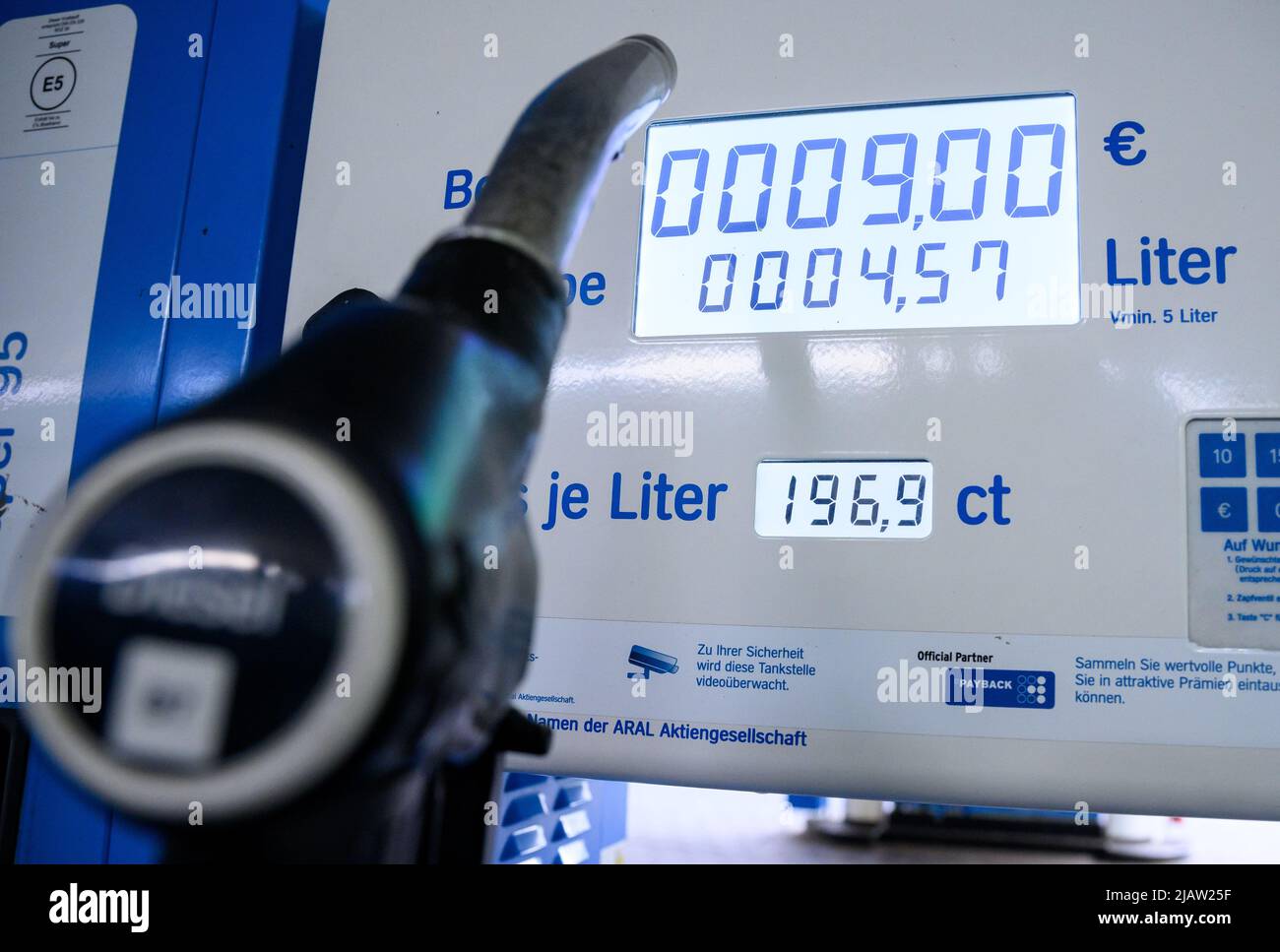 Berlin, Germany. 01st June, 2022. Illustration - Exactly 4.57 liters of diesel can be bought for 9 euros at a Berlin gas station, according to the display on the pump. From the beginning of June to the end of August 2022, the tax rate for gasoline will be reduced by almost 30 cents, for diesel by a good 14 cents. During the same period, the 9-euro ticket will apply to local public transport throughout Germany. Credit: Bernd von Jutrczenka/dpa/Alamy Live News Stock Photo