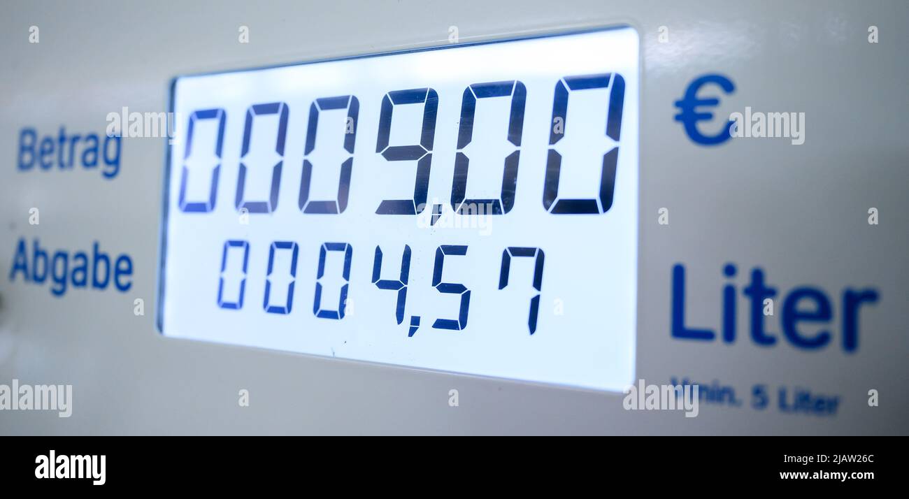 Berlin, Germany. 01st June, 2022. Illustration - Exactly 4.57 liters of diesel can be bought for 9 euros at a Berlin gas station, according to the display on the pump. From the beginning of June to the end of August 2022, the tax rate for gasoline will be reduced by almost 30 cents, for diesel by a good 14 cents. During the same period, the 9-euro ticket will apply to local public transport throughout Germany. Credit: Bernd von Jutrczenka/dpa/Alamy Live News Stock Photo