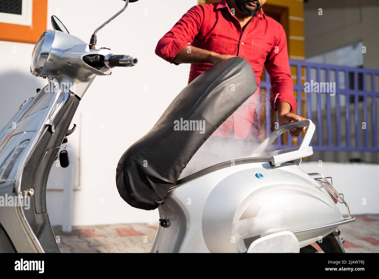 smoke coming out from dicky of electric scooter due to battery catched