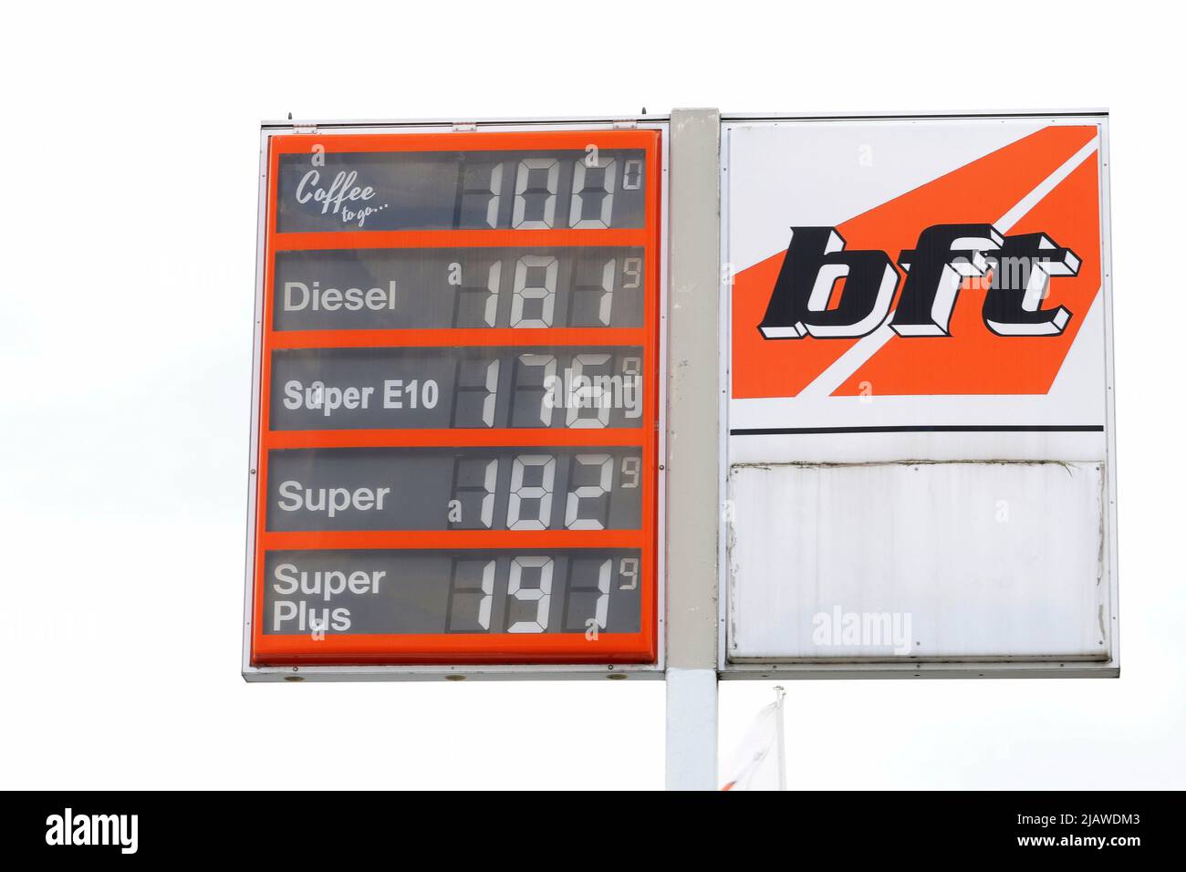firo: 01.06.2022 economy, vñl crisis, the federal government put the fuel price brake on today. Do motorists fill up petrol pumps today when the fuel price brake comes? The cheaper prices are probably not available right away Here on the Mvºnsterstravue in Dvºlmen, a liter of E10 petrol costs 1.76 euros Stock Photo