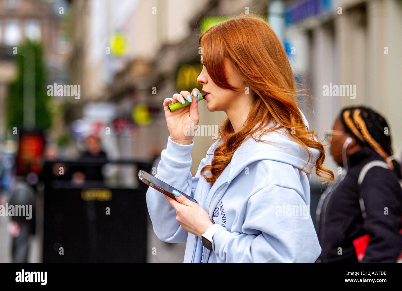 Glamorous woman enjoying a day out socializing hi-res stock photography ...