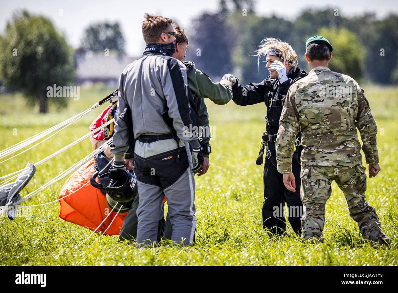 2022-06-01 14:27:00 BREDA - Queen Maxima makes a parachute jump in an airplane during her working visit to the Defense Para School. Since 2008, the Defense Para School provides all parachute training within the armed forces. ANP ROB ENGELAAR netherlands out - belgium out Stock Photo