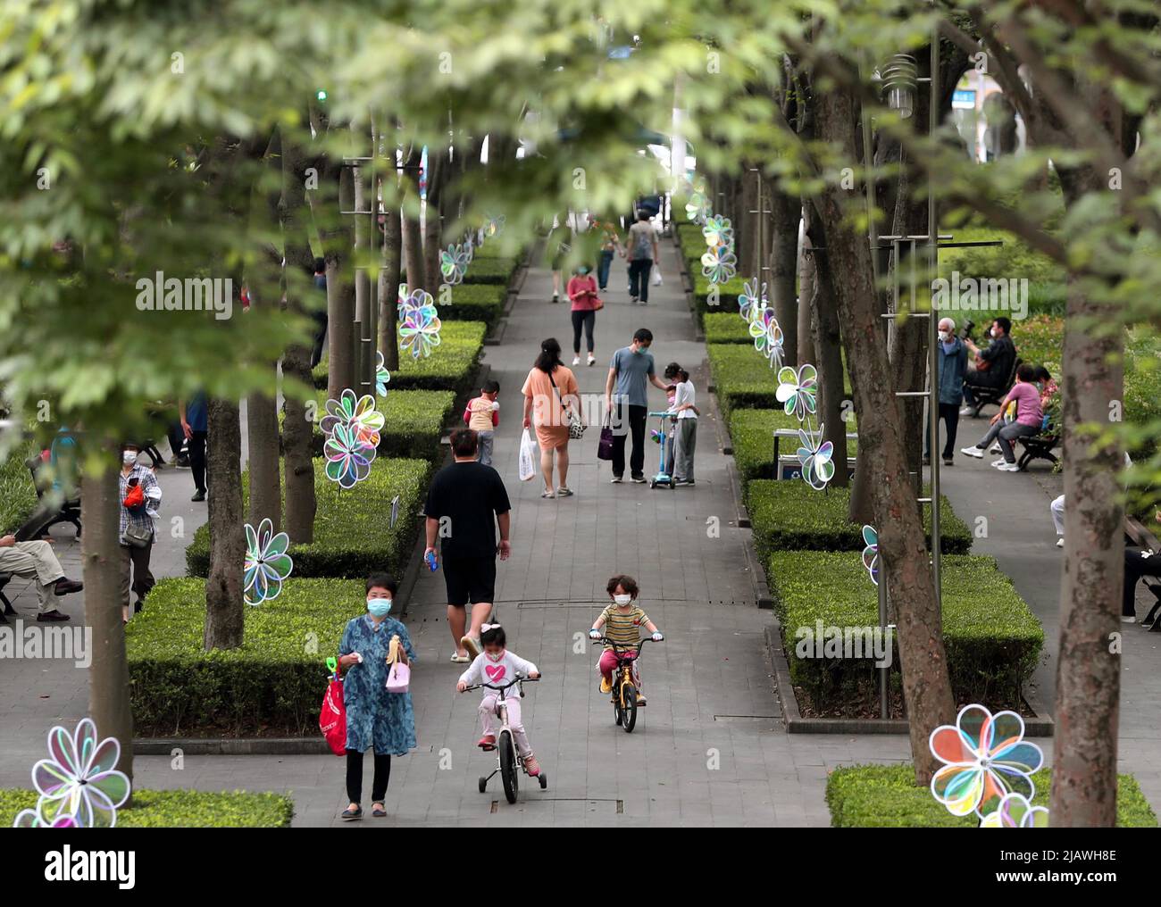 Shanghai, China. 1st June, 2022. People visit a park in Xujiahui area of Shanghai, east China, June 1, 2022. Credit: Liu Ying/Xinhua/Alamy Live News Stock Photo