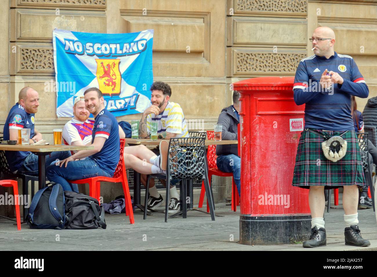 Glasgow, Scotland, UK 1st June, 2022.  Ukraine and Scotland football fans mixed amicable in the city centre as Ukraine and scotland fans enjoyed the bank pub outside in George Square. Credit Gerard Ferry/Alamy Live News Stock Photo