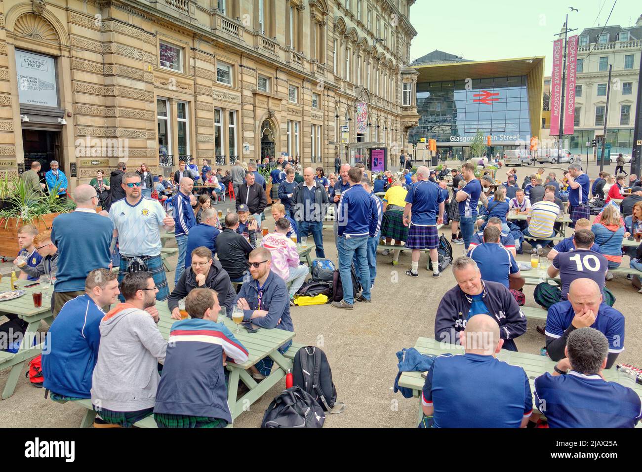 Glasgow, Scotland, UK 1st June, 2022.  Ukraine and Scotland football fans mixed amicable in the city centre as Ukraine and scotland fans enjoyed the bank pub outside in George Square. Credit Gerard Ferry/Alamy Live News Stock Photo