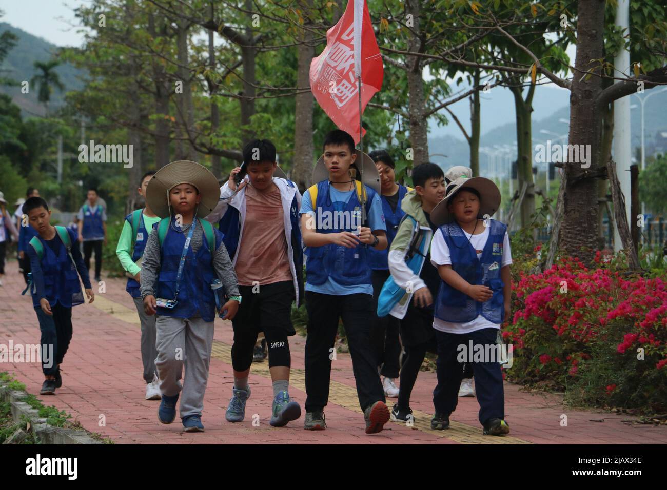 Haikou. 1st June, 2022. A group of children go hiking under the guidance of a coach in Sanya, south China's Hainan Province, Jan. 18, 2022. TO GO WITH 'China Focus: Outdoor training courses a class act for children in Hainan' Credit: Xinhua/Alamy Live News Stock Photo