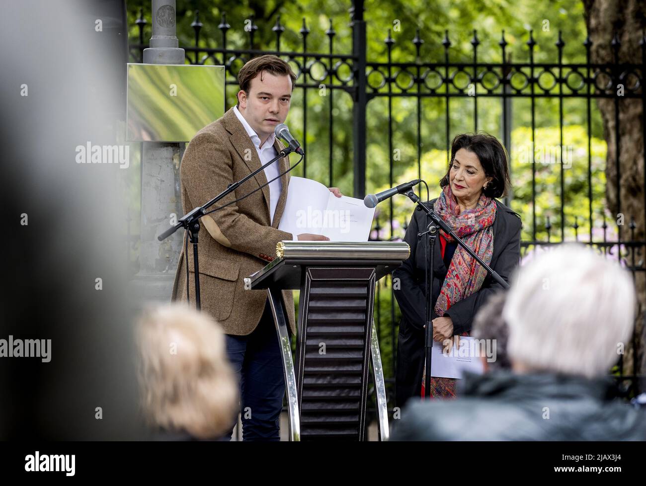 2022-06-01 16:24:32 AMSTERDAM - Coen van Dijk (L) and Khadija Arib during the Sobibor commemoration at the entrance of the Vondelpark on the spot where the Forbidden for Jews sign hung during WWII and where there is now a mirror monument that wants to confront citizens with their own responsibility not to leave. look at injustice. ANP KOEN VAN WEEL netherlands out - belgium out Stock Photo