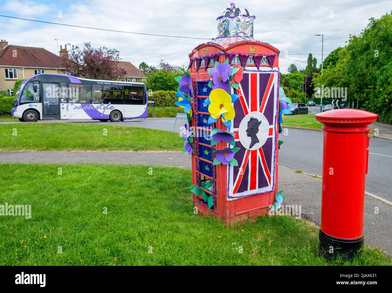 Chippenham, Wiltshire, UK. 1st June, 2022. A day before the long bank holiday weekend starts, a phone box that has been decorated to celebrate the Queen's Platinum Jubilee is pictured in Chippenham, Wiltshire. Credit: Lynchpics/Alamy Live News Stock Photo