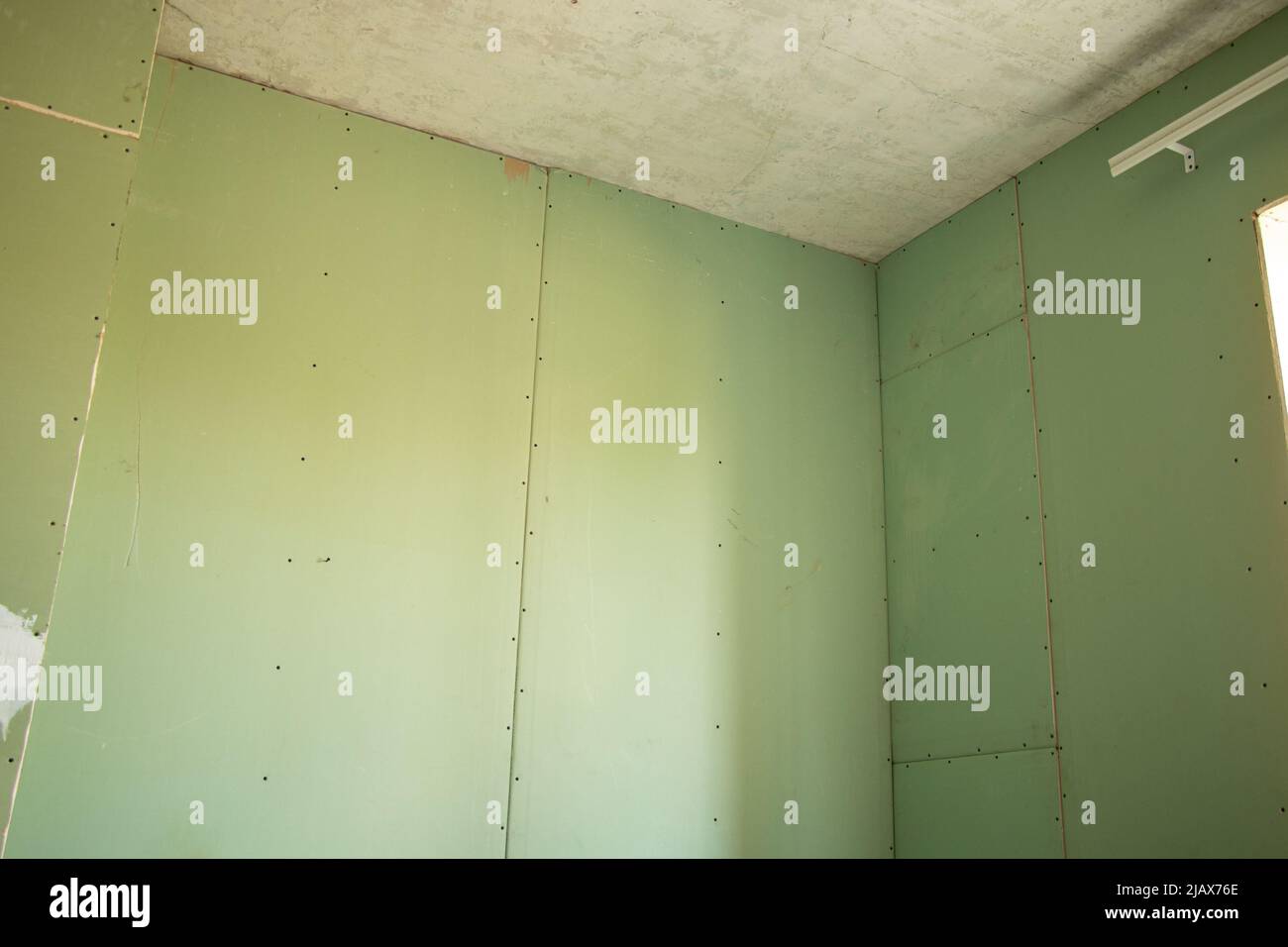 wall of moistureresistant plasterboard in the room, repair of walls in