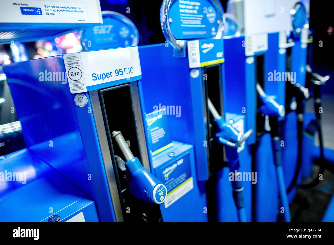 01 June 2022, Lower Saxony, Oldenburg: Several nozzles hang on the gas pump at an Aral service station. From 01.06., a fuel discount is to apply in Germany for three months. A reduction in energy tax up to and including August could make gasoline around 35 cents per liter and diesel around 17 cents per liter cheaper. The tax cut on gasoline comes into effect on June 1. From the beginning of June to the end of August, the tax rate for gasoline will be reduced by almost 30 cents and for diesel by a good 14 cents. Due to the deduction of the VAT portion, the tax relief is 35.2 cents per liter of Stock Photo